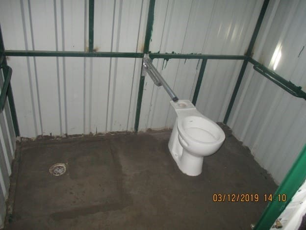 Toilette handicapée dans un camp de réfugié Syrien en Jordanie à Azraq